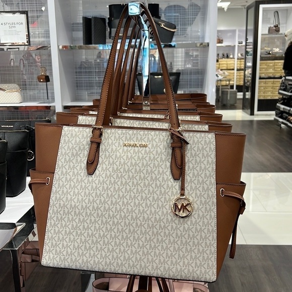 Michael Kors GILLY LG DRAWSTRING TRAVEL TOTE VANILLA. Not on sale - Picture 1 of 11